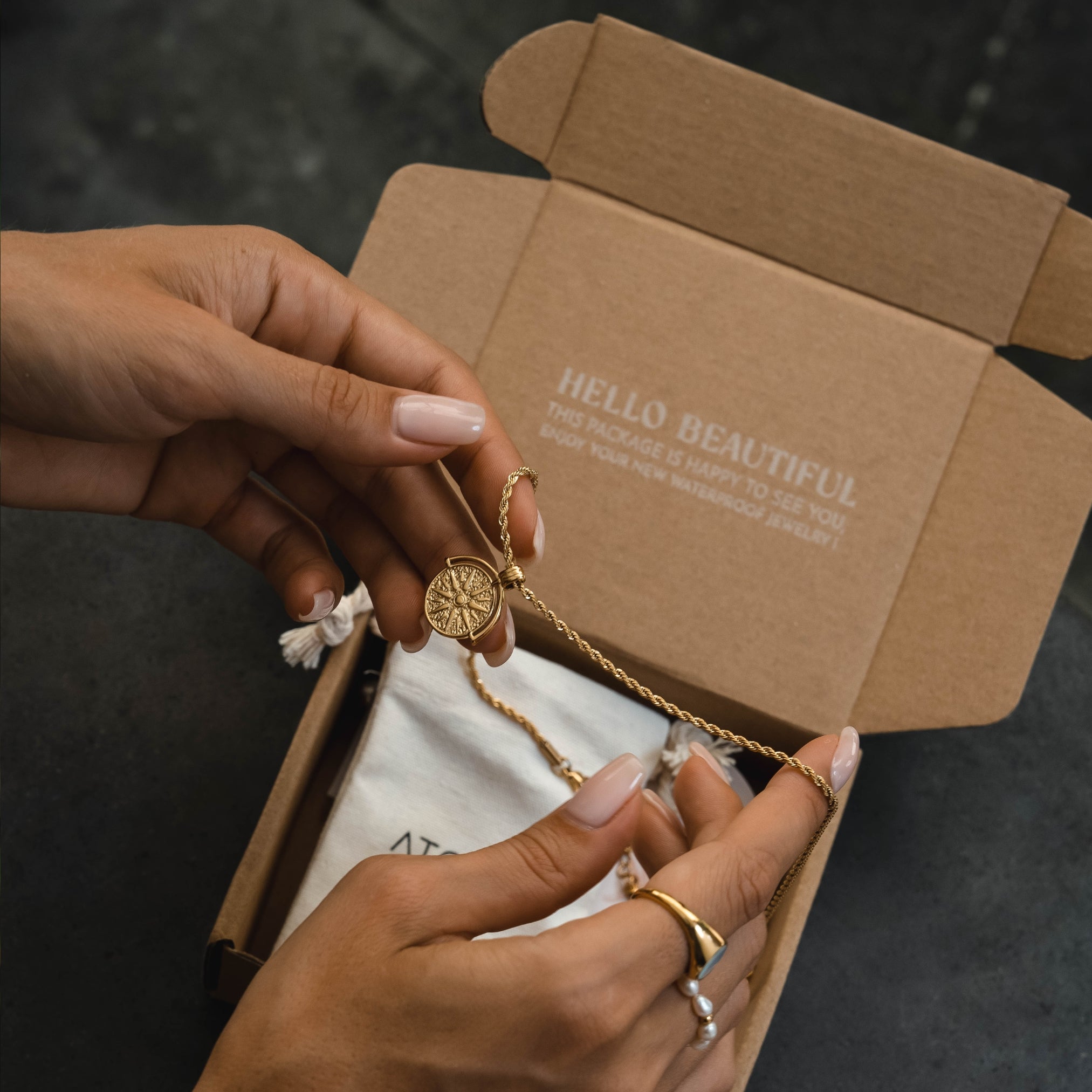 黄金の太陽のネックレス