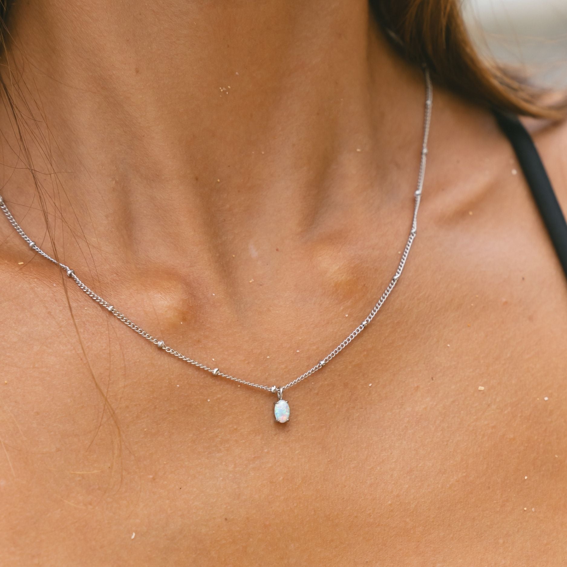 opal-necklace-silver-close-up
